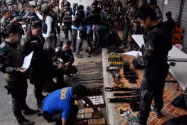 Binh sỹ Philippines trưng bày số vũ khí thu giữ trong chiến dịch chống phiến quân ở Marawi ngày 7/6 vừa qua. (Ảnh: EPA/TTXVN)