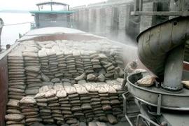 Đưa sản phẩm ximăng ra thị trường tiêu thụ. (Ảnh: Tuấn Anh/TTXVN)