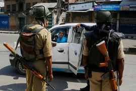 Binh sỹ Ấn Độ kiểm tra an ninh tại Srinagar, thủ phủ mùa Hè của khu vực Kashmir ngày 12/8 vừa qua. (Ảnh: EPA/TTXVN)