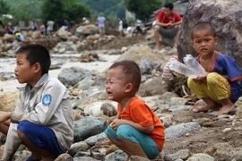 Trẻ em bản Hua Nậm, xã Nặm Păm, huyện Mường La, tỉnh Sơn La buồn bã, thẫn thờ sau mưa lũ ngày 5/8. (Ảnh: Nguyễn Cường/TTTXVN)