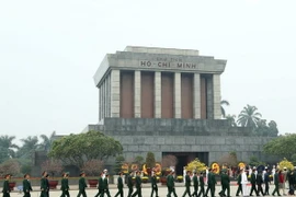 Đoàn lãnh đạo Đảng, Nhà nước các bộ, ban ngành ở Hà Nội đặt vòng hoa, vào Lăng viếng Chủ tịch Hồ Chí Minh. (Ảnh: An Đăng/TTXVN)