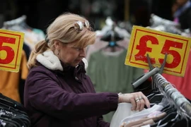 Người dân mua hàng hóa tại siêu thị Whitechapel ở đông London ngày 11/4 vừa qua. (Ảnh: AFP/TTXVN)