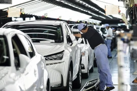 Một dây chuyền sản xuất ôtô Toyota tại nhà máy Miyata ở Miyawaka, tỉnh Fukuoka, Nhật Bản. (Ảnh: AFP/TTXVN)