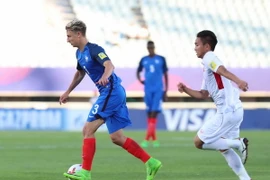 U20 Việt Nam (áo trắng) gặp rất nhiều khó khăn khi đua tốc độ với cầu thủ U20 Pháp. (Ảnh: Hữu Tuyên/TTXVN)