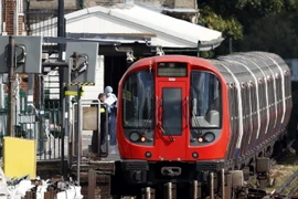 Nhân viên pháp y của cảnh sát điều tra tại nhà ga tàu điện ngầm Parsons Green sau vụ tấn công, ngày 15/9 vừa qua. (Ảnh: AFP/TTXVN)