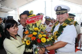 Lễ đón sỹ quan thủy thủ tàu Hải quân Hoa Kỳ USNS Fall River. (Ảnh: Trần Lê Lâm/TTXVN)