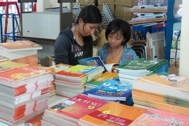 Một quầy bán sách, vở và đồ dùng học tập của Công ty Phát hành sách và Thiết bị trường học Thành phố Hồ Chí Minh phục vụ các em học sinh. (Ảnh: Phương Vy/TTXVN)