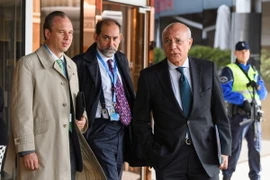 Phó phái viên Liên hợp quốc về vấn đề Syria Ramzy Ezzeldin Ramzy - bên phải. (Ảnh: AFP/TTXVN)