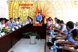 Ông Trần Hữu Thế, Phó chủ tịch Ủy ban Nhân dân tỉnh Phú Yên trả lời câu hỏi của các cơ quan báo chí. (Ảnh: Thế Lập/TTXVN)