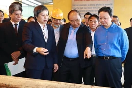 Thủ tướng Nguyễn Xuân Phúc đến thị sát, tìm hiểu về công nghệ điện rác Việt Nam. (Ảnh:Thống Nhất/TTXVN) 