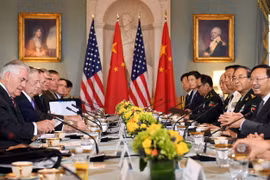 Ngoại trưởng Rex Tillerson (trái) và Bộ trưởng Quốc phòng James Mattis (thứ 2, trái) cùng Ủy viên Quốc vụ Dương Khiết Trì (phải) và Tổng Tham mưu trưởng Quân Giải phóng Nhân dân Trung Quốc, Thượng tướng Phòng Phong Huy (thứ 2, phải) tại cuộc đối thoại. (Ả