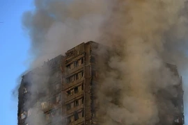 Khói bốc lên từ tòa chung cư Grenfell Tower bị cháy ở London ngày 14/6 vừa qua. (Ảnh: EPA/TTXVN)