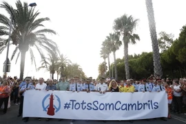 Người dân tham gia tuần hành phản đối khủng bố tại Cambrills, Tây Ban Nha ngày 25/8 vừa qua. (Ảnh: AFP/TTXVN)