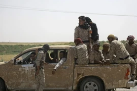 Các thành viên SDF tuần tra tại Hazima, ngoại ô phía bắc Raqa. (Ảnh: AFP/TTXVN)