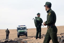 Lực lượng an ninh Algeria tuần tra tại làng In-Salah, phía nam Algeria. (Ảnh: AFP/TTXVN)