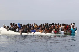 Người di cư chờ được cứu ở ngoài khơi thị trấn Zawiyah, Libya. (Ảnh: AFP/TTXVN)
