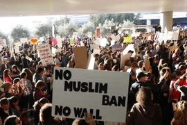 Người dân Mỹ biểu tình phản đối sắc lệnh cấm người tị nạn nhập cảnh của tân Tổng thống Mỹ tại sân bay quốc tế San Francisco ở bang California. (Ảnh: AFP/TTXVN)