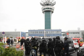 Cảnh sát chống bạo động Pháp được triển khai tại sân bay Orly sau vụ việc ngày 18/3. (Ảnh: AFP/TTXVN)