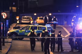 Cảnh sát phong tỏa hiện trường vụ tấn công ở Cầu London ngày 3/6. (Ảnh: AFP/TTXVN)