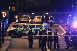 Cảnh sát phong tỏa hiện trường vụ tấn công ở Cầu London ngày 3/6. (Ảnh: AFP/TTXVN)