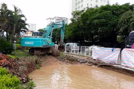 Hà Nội: Hàng nghìn hộ dân thiếu nước sinh hoạt do sự cố vỡ đường ống