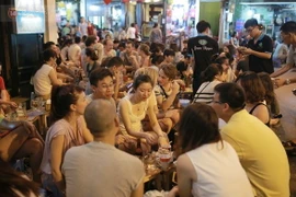 Lang thang thưởng thức không gian càphê vỉa hè Hà Nội