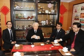  Tổng Bí thư Nguyễn Phú Trọng tham quan phố cổ Hà Phường và thưởng thức trà Long Tỉnh. (Ảnh: Trí Dũng/TTXVN) 