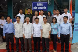 Ủy viên Trung ương Đảng, Tổng giám đốc TTXVN Nguyễn Đức Lợi cùng các đại biểu chụp ảnh lưu niệm tại con đường mang tên Trần Kim Xuyến. (Ảnh: Thanh Tùng/ TTXVN)