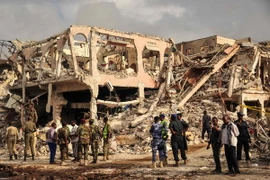  Lực lượng an ninh Somalia điều tra tại hiện trường vụ đánh bom đẫm máu ở Mogadishu ngày 15/10. (Nguồn: AFP/TTXVN)