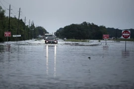 Cảnh ngập lụt sau mưa lớn do ảnh hưởng của siêu bão Harvey tại tuyến đường dẫn tới nhà máy hóa chất Arkema ở Crosby, Texas, Mỹ ngày 30/8. AFP/TTXVN