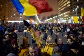 Người dân Romania biểu tình tại thủ đô Bucharest ngày 29/1. (Nguồn: AFP/TTXVN)