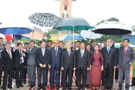 Tổng Bí thư Nguyễn Phú Trọng và Chủ tịch Thượng viện Campuchia Samdech Say Chhum với các đại biểu tại Tượng đài Hữu nghị Việt Nam-Campuchia. (Ảnh Trí Dũng/TTXVN)