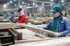 Chế biến gỗ xuất khẩu. (Nguồn: TTXVN)