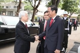 Tổng thống Indonesia Joko Widodo đón Tổng Bí thư Nguyễn Phú Trọng. (Ảnh: Trí Dũng/TTXVN)