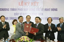 Ủy viên Bộ Chính trị, Chủ tịch Uỷ ban Trung ương Mặt trận Tổ quốc Việt Nam Nguyễn Thiện Nhân chứng kiến ký kết giữa hai bộ. (Ảnh: Nguyễn Dân/TTXVN) 