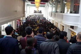 Quá tải du khách tại ga chờ đi cáp treo Fansipan. (Nguồn: Vietnam+)