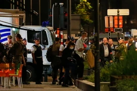 Binh sỹ và cảnh sát Bỉ tuần tra trên đường phố ở Brussels. (Nguồn: THX/TTXVN)