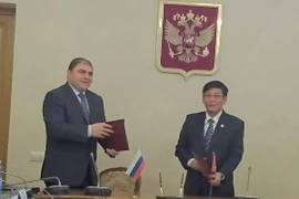 Phó chủ tịch tỉnh Bình Dương Mai Hùng Dũng và Thống đốc tỉnh Oriol Vadym Potomsky ký biên bản ghi nhớ về hợp tác. (Ảnh: Tâm Hằng/Vietnam+)