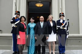 Thủ tướng Nguyễn Xuân Phúc và Phu nhân với Chủ tịch Thượng viện Hà Lan Ankie Broekers – Knol (bên phải) và Chủ tịch Hạ viện Khadija Arib. (Ảnh: Thống Nhất/TTXVN)