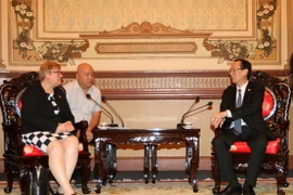 Phó Chủ tịch Thường trực Ủy ban nhân dân Thành phố Hồ Chí Minh Lê Thanh Liêm tiếp bà Iris Gleicke, Quốc vụ khanh Bộ Kinh tế và Năng lượng Đức. (Ảnh: Thanh Vũ/TTXVN) 