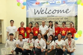 Các học sinh chụp ảnh lưu niệm cùng giám đốc trung tâm ông Shlomo Nezer tại lễ tốt nghiệp. (Ảnh: Việt Thắng/Vietnam+)