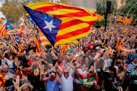Người dân xứ Catalonia tuần hành trên đường phố thủ phủ Barcelona sau khi cơ quan lập pháp địa phương thông qua tuyên bố độc lập. (Nguồn: AFP/ TTXVN) 