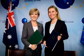 Ngoại trưởng Australia Julie Bishop và Cao ủy phụ trách chính sách đối ngoại của EU Federica Mogherin. (Nguồn: flickr)