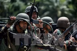 Binh sỹ Philippines tuần tra trên một tuyến phố ở Marawi, ngày 10/6. (Nguồn: AFP/TTXVN) 