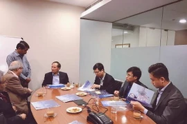 Thứ trưởng Cao Quốc Hưng làm việc với tập đoàn IL&FS. (Ảnh: Huy Bình/Vietnam+) 