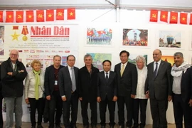 Lễ khai trương gian trưng bày của báo Nhân Dân tại hội chợ. (Ảnh: Linh Hương/TTXVN)