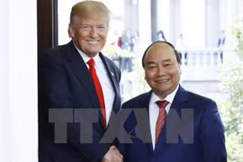 Tổng thống Hoa Kỳ Donald Trump đón Thủ tướng Nguyễn Xuân Phúc ngay tại cửa Nhà Trắng. (Ảnh: Thống Nhất/TTXVN)