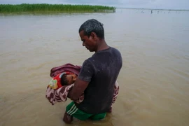 Một em bé thiệt mạng trong trận lũ lụt ở Saptari, Nepal ngày 13/8. (Nguồn: EPA/TTXVN)