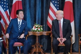 Tổng thống Mỹ Donald Trump (phải) và Thủ tướng Nhật Bản Shinzo Abe. (Nguồn: AFP/TTXVN)