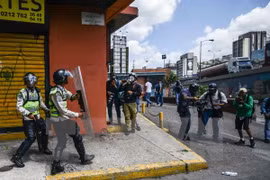 Cảnh sát Venezuela trong cuộc xung đột với người biểu tình ở Caracas ngày 4/4. (Nguồn: AFP/TTXVN)